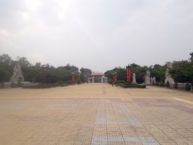 Sân chính của quần thể khu tưởng niệm.
