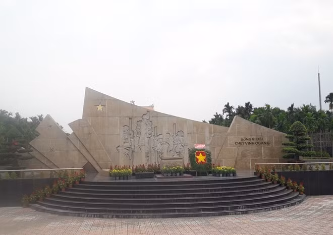Cụm tượng đài Sống vĩ đại - Chết vinh quang.