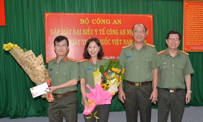 Đại tá Cao Đăng Hưng, Phó Giám đốc Công an TP Hồ Chí Minh, tặng hoa chúc mừng một số đơn vị.