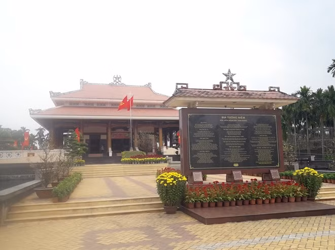 Đền tưởng niệm và bia tưởng niệm trong khuôn viên khu tưởng niệm.