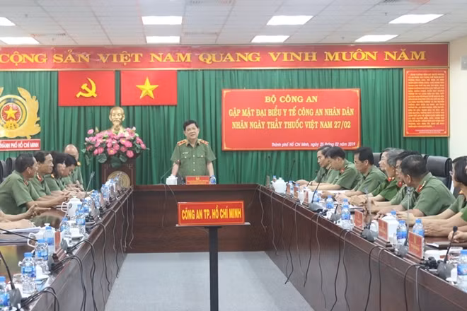 Buổi gặp mặt diễn ra trong không khí đầm ấm, vui tươi.
