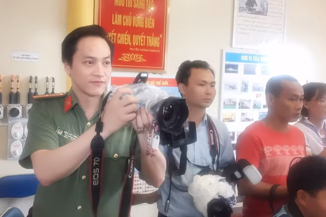 Các nhà báo tác nghiệp trên nhà giàn DK1.