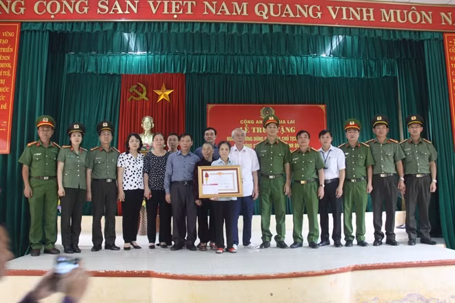 Các đại biểu và gia đình Thiếu úy Bùi Minh Quý