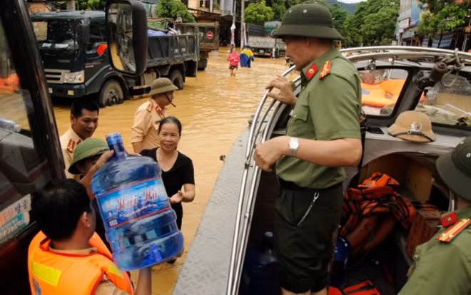 Nước sạch và lương thực, thực phẩm là những thứ cần nhất đối với bà con vùng lũ