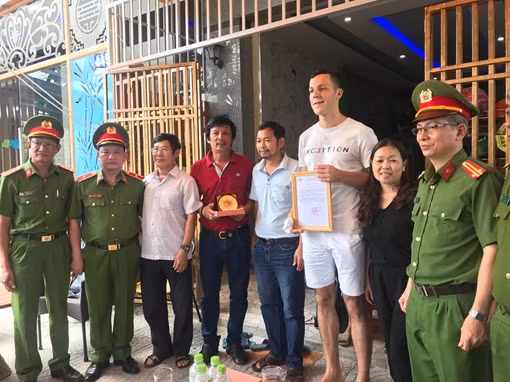 Lãnh đạo Bộ Công an gửi Thư khen Công an quận Đống Đa cứu 7 người mắc kẹt trong đám cháy ảnh 3