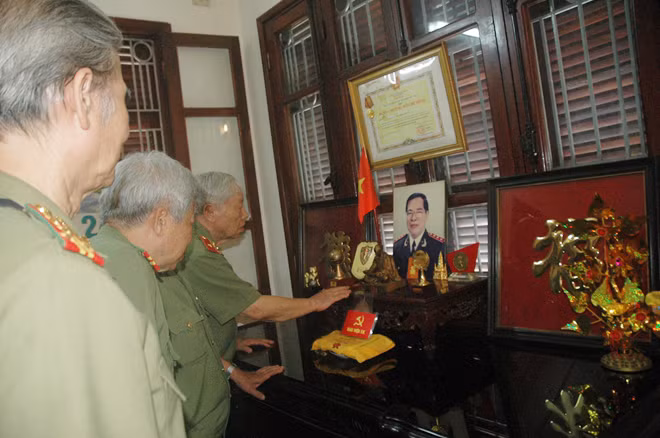 Thiếu tướng Phan Văn Lai và đoàn thắp hương tưởng niệm cố Bộ trưởng Lê Minh Hương