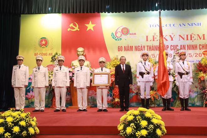 Phó Thủ tướng Trương Hòa Bình trao Huân chương trao Huân chương Chiến công Hạng Ba cho Cục An ninh chính trị nội bộ.