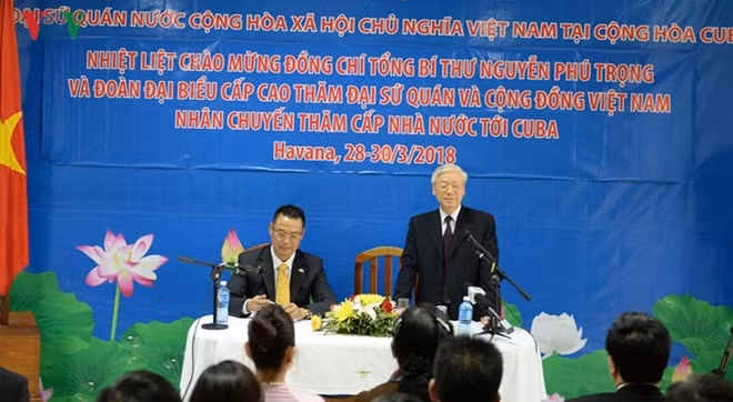 Tổng Bí thư Nguyễn Phú Trọng thăm, nói chuyện với nhân viên Đại sứ quán và lưu học sinh Việt Nam tại Cuba.