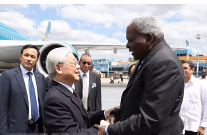 Ông Esteban Lazo Henández, Ủy viên Bộ Chính trị, Chủ tịch Quốc hội Cuba đón Tổng bí thư Nguyễn Phú Trọng.