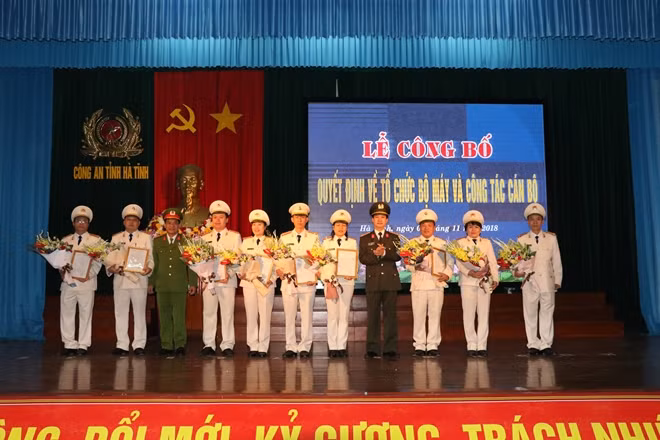 Đại tá Lê Văn Sao trao quyết định bổ nhiệm, điều động cho các cá nhân.