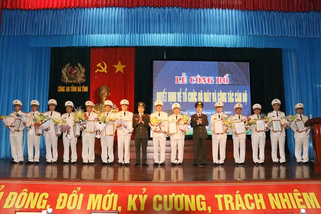 Đại tá Lê Văn Sao trao quyết định bổ nhiệm, điều động cho các cá nhân.