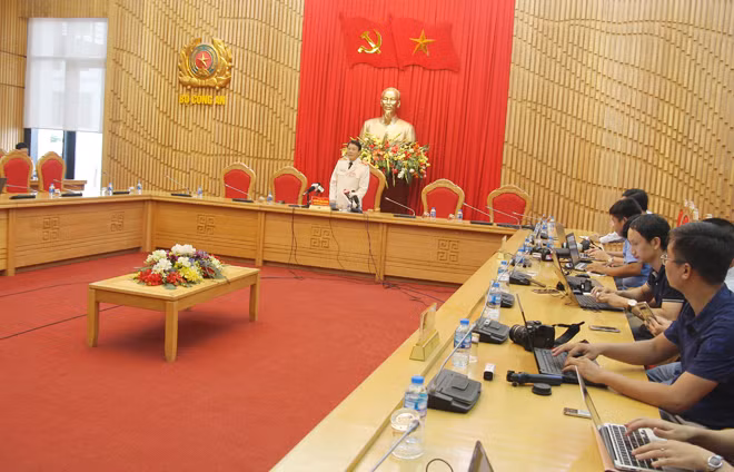 Thiếu tướng Lương Tam Quang chủ trì buổi họp báo.