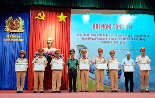 Thứ trưởng Nguyễn Văn Sơn trao bằng khen của Bộ Công an tặng các đơn vị có thành tích