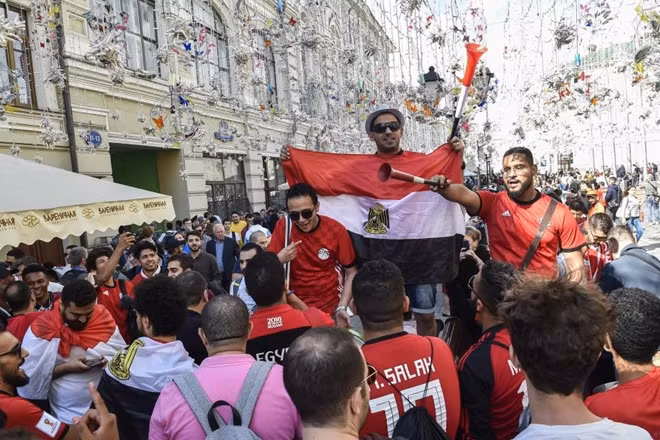 Hạnh phúc và bùng nổ nhất của mùa World Cup năm nay, có lẽ không ai qua được những CĐV đến từ Ai Cập. 28 năm dài đẵng đẵng chờ đợi và giờ đây đội tuyển thân yêu của người dân Ai Cập đã làm lên kỳ tích. Ngôi sao của họ Salah đã kịp bình phục chấn thương và sẽ góp mặt trong trận đấu đầu tiên với Uruguay