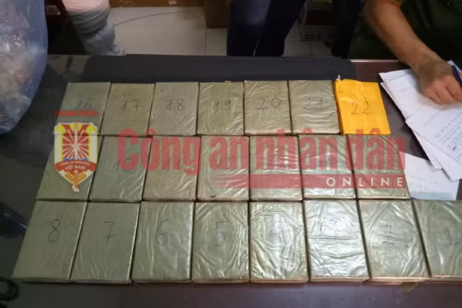 Tang vật 50 bánh heroin bị lực lượng Công an thu giữ.