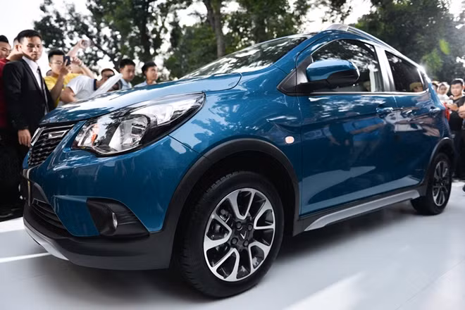 Bên trong nội thất, VinFast Fadil sử dụng tone màu đen/xám làm chủ đạo. Vô lăng chỉnh cơ hai hướng được bọc da, có tích hợp nút chức năng. Ghế được bọc da tổng hợp.