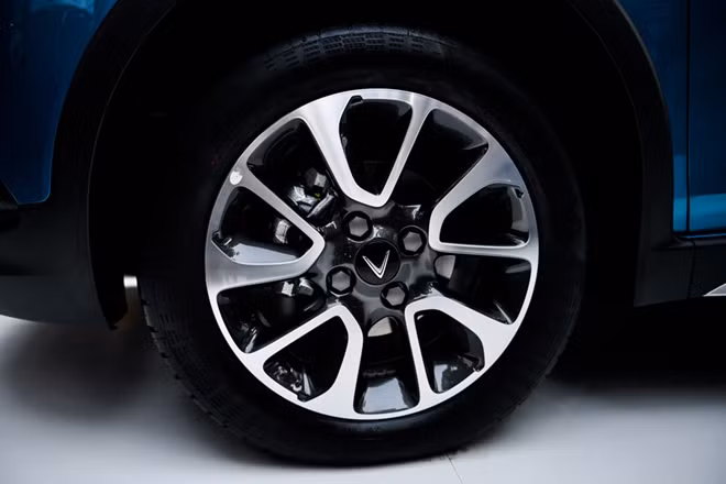 VinFast Fadil có ngoại hình khá giống với Opel Karl Rock. Đèn pha sử dụng bóng halogen, đèn định vị ban ngày dạng LED ở bản cao cấp và halogen ở bản tiêu chuẩn. Gương chiếu hậu chỉnh điện tích hợp báo rẽ và có chức năng sưởi gương. VinFast Fadil sở hữu bộ la-zăng hợp kim nhôm kích thước 15 inch.