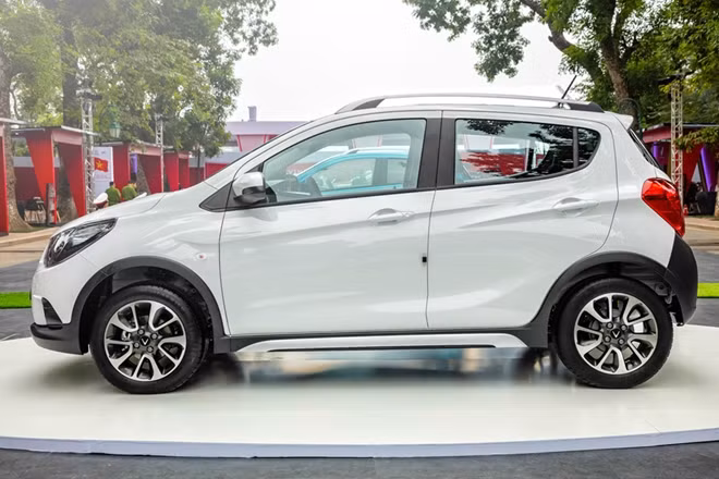 Fadil được phát triển từ mẫu Opel Karl Rocks, mẫu xe dành riêng cho thị trường Đức và châu Âu, theo hợp đồng nhượng quyền công nghệ từ General Motors (GM). Về kích thước, VinFast Fadil dài 3.876 mm, rộng 1.632 mm và cao 1.495 mm, trục cơ sở dài 2.385 mm, thuộc phân khúc xe hạng A.