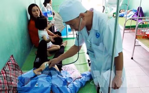 BS đang thăm khám bệnh nhân bị ngộ độc