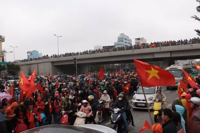 Dòng người đông nghẹt chào đón đoàn quân chiến thắng trên phố Đào Tấn
