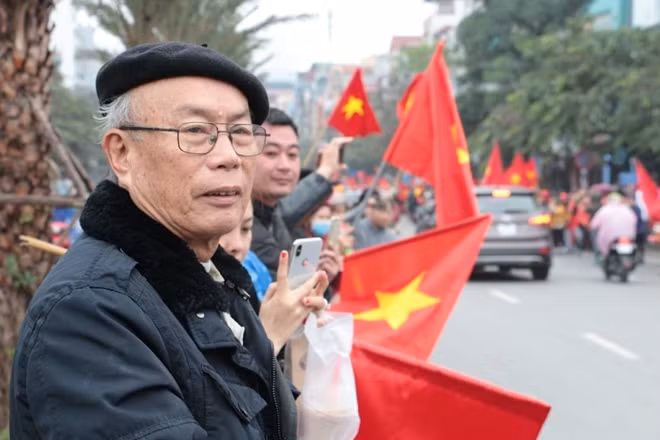 Một cụ ông bất chấp thời tiết giá rét và đường chào mừng các chàng trai U23 Việt Nam