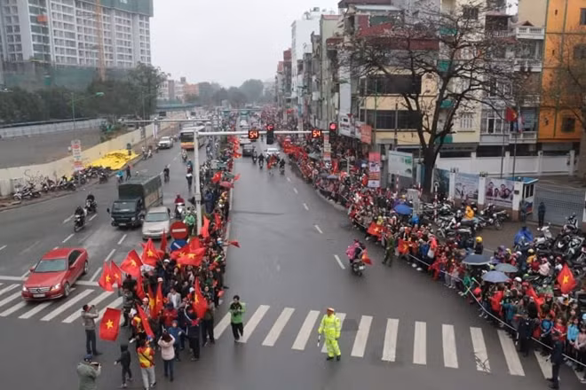 Lực lượng CAND phải rất vất vả điều tiết giao thông. Ngã tư Võ Chí Công - Xuân La đã tắc nghẽn từ 13h. Khoảng 2 vạn người đã đổ ra khu vực này chờ đoàn quân chiến thắng trở về.