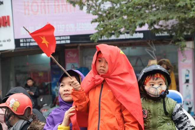 Các em nhỏ cũng được bố mẹ đưa đi đón các cầu thủ U23