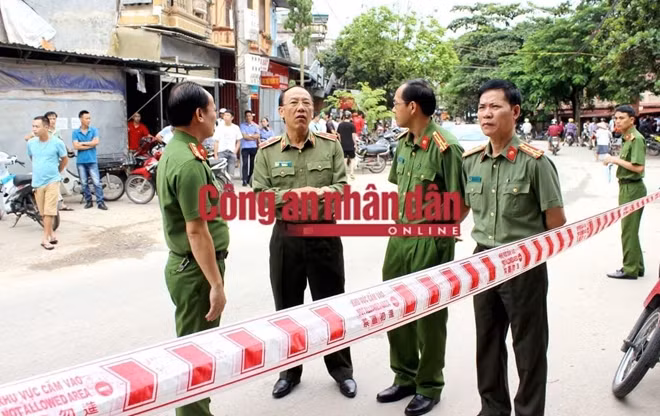 Thiếu tướng Sùng A Hồng chỉ đạo công tác điều tra vụ án.