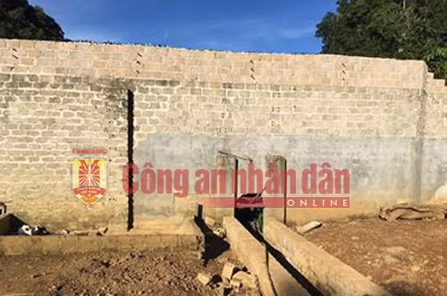 Nhà đối tượng Nguyễn Thanh Tuân kín cổng cao tường, có nhiều hốc đá, địa hình phức tạp để lẩn trốn và chống trả lực lượng truy bắt.