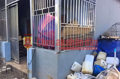 Căn nhà rào kín, để nhiều can, bình gas nạp đầy nhiên liệu để cố thủ, sẵn sàng cho nổ tung khi bị truy bắt.