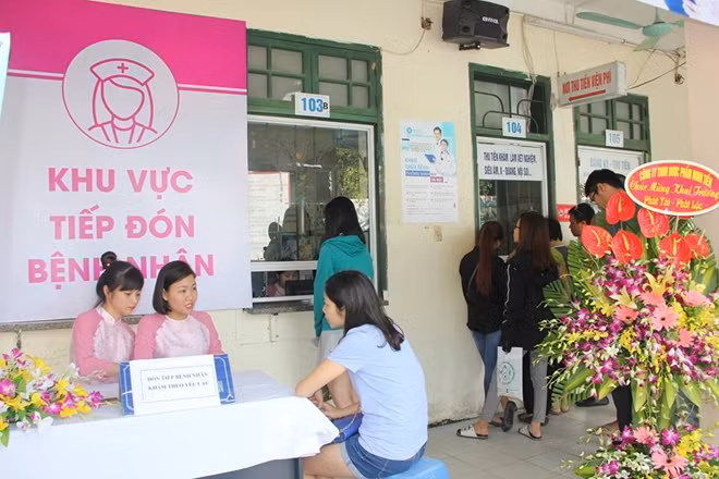 Bàn tiếp đón của phòng khám thông minh ngày Chủ nhật