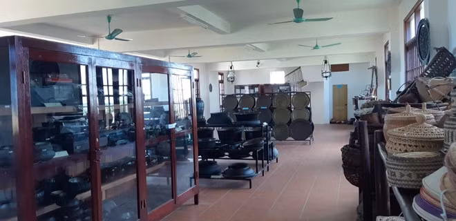Bảo tàng còn trưng bày bộ sưu tập cực kỳ quý giá về văn minh lúa nước, các bộ sưu tập tiền cổ, đồ đồng, đồ gốm sứ... với niên đại cả ngàn năm.