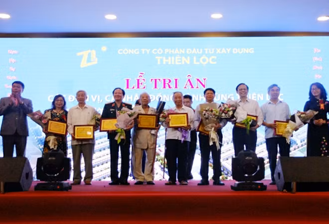 Các cá nhân được tặng kỷ niệm chương vì những đóng góp vào sự phát triển của Cty