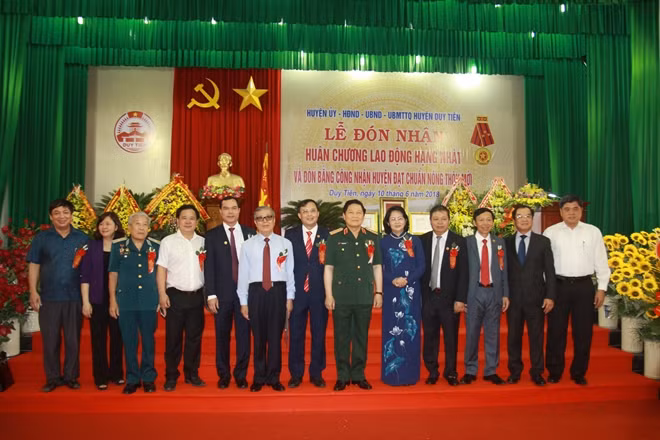 Phó Chủ tịch nước Đặng Thị Ngọc Thịnh và Bộ trưởng Ngô Xuân Lịch cùng các đại biểu.