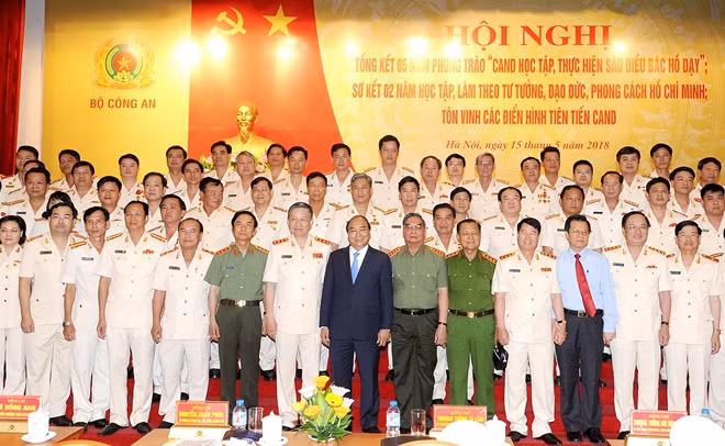 Thủ tướng Nguyễn Xuân Phúc và các đại biểu dự Hội nghị