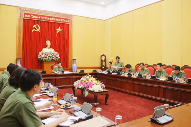 Thứ trưởng Nguyễn Văn Thành nghe các đại biểu báo cáo các nội dung cần thảo luận