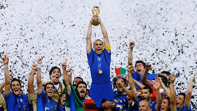 Italia bước vào World Cup 2006 trong nhiều sự hoài nghi. Chỉ 1 tháng trước khi World cup khởi tranh, cả nước Italia rúng động bởi scandal bán độ Calciopoli, khiến Juventus bị đánh tụt hạng (AC Milan, Fiorentina, Lazio bị trừ điểm). Những trụ cột của Italia ngày ngày phải trả lời nhiều câu hỏi liên quan tới vụ scandal này, chứ không phải vấn đề chuyên môn. Italia bước vào giải với những trái tim nặng trĩu nhưng họ càng đá càng hay. Cuối cùng, Italia đã vượt qua sức ép khủng khiếp để lên ngôi vô địch.