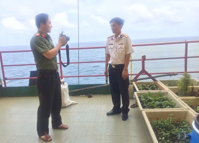 Thiếu tá Đặng Việt Hưng, Phó Trưởng Ban Thời sự - Chính trị - Nghiệp vụ tác nghiệp trên nhà giàn DK1.