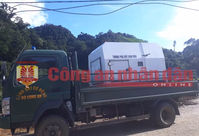 Xe đặc chủng rà mìn của các đơn vị nghiệp vụ.
