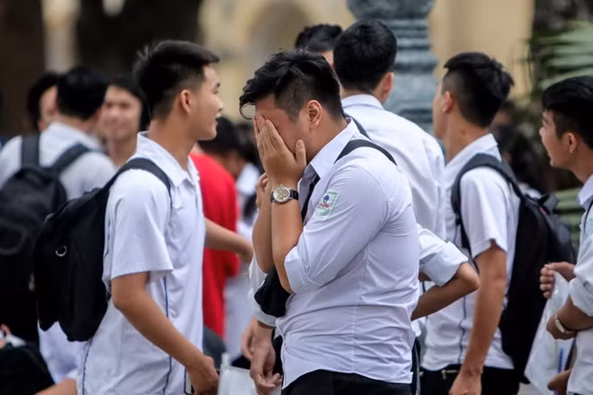 Thí sinh trường Chu Văn An - Hà Nội ôm mặt sau khi làm bài. Ảnh Tuổi trẻ