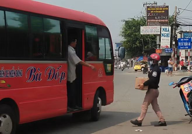 Nhiều xe ngang nhiên dừng đón khách trên đường.