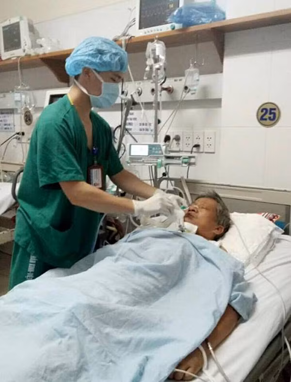 Anh Nguyễn Đức Hiếu đang chăm sóc bệnh nhân. Ảnh: vnn.vn