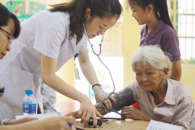 Các Bs Bệnh viện Việt Đức thăm khám cho người dân