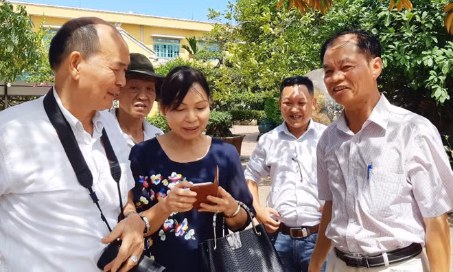 Chồng nhà giáo Ngô Thị Khiếu là Thiếu tướng Hoàng Kiền (ngoài cùng bên phải), nguyên Tư lệnh Binh chủng Công binh, người nổi tiếng đã tạo nên kỳ tích khi đưa được hàng ngàn tấn đất từ đất liền ra xây dựng các đảo trên quần đảo Trường Sa, tạo đất màu để trồng rau xanh, và sáng kiến xây kè chắn sóng, chống xói lở và tích trữ nước ngọt cho đảo.