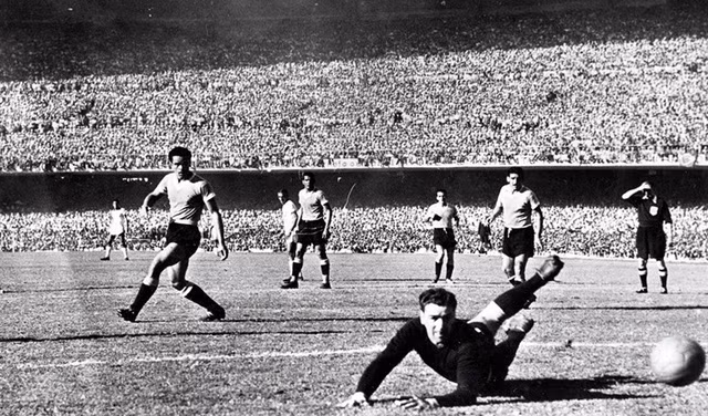 Ở kỳ World Cup tổ chức trên sân nhà, Brazil tràn đầy tự tin sẽ giành chức vô địch đầu tiên trong lịch sử. Họ đã tiến tới rất gần ngai vàng. Trước trận đấu cuối cùng (được ví như trận chung kết giải đấu), Brazil chỉ cần hòa Uruguay là lên ngôi. Hơn 200.000 người đã có mặt ở sân Maracana để chứng kiến thời khắc lịch sử của Brazi. Nhưng đáng buồn, đó lại là khoảnh khắc buồn nhất lịch sử của bóng đá nước này. Dù vượt lên dẫn trước nhưng Selecao đã bị lội ngược dòng và thất bại với tỷ số 1-2. Brazil tan mộng vô địch World Cup.