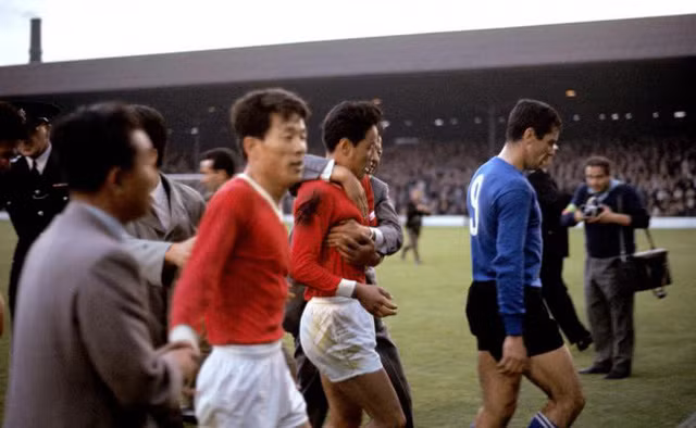 Trước Hàn Quốc, CHDCND Triều Tiên từng tạo nên cú sốc lớn ở World Cup 1966. Họ đã tạo nên địa chấn khi đánh bại Italia để giành quyền vượt qua vòng bảng. Trong trận đấu ở vòng tứ kết, CHDCND Triều Tiên suýt tạo nên địa chấn khi dẫn trước Bồ Đào Nha của Eusebio tới 3-0. Tuy nhiên, sự xuất sắc của “Báo đen” Eusebio đã giúp Bồ Đào Nha lội ngược dòng giành chiến thắng với tỷ số 5-3.
