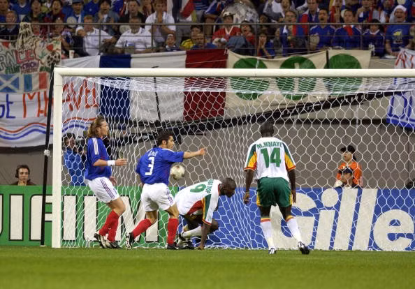 Cũng như Tây Ban Nha năm 2014, Pháp tới World Cup 2002 với tư cách đội đương kim vô địch Euro và World Cup. Thế nhưng, ngay ở trận đấu mở màn, Pháp đã bất ngờ hứng chịu trận thua sốc trước Senegal (đội bóng lần đầu tiên dự World Cup). Trận thua này khiến cả thế giới bóng đá choáng váng. Nó là tiền đề khiến cho Les Blues bị loại ngay từ vòng bảng. Pháp vẫn là nhà vô địch tệ nhất trong lịch sử khi bị loại và không ghi được bàn thắng nào ở World Cup 2002.