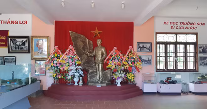 Bức tượng Chủ tịch Hồ Chí Minh ở chính giữa Bảo tàng.