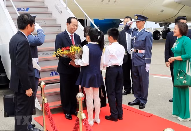 Chủ tịch nước Trần Đại Quang và phu nhân tại sân bay Haneda Tokyo. Chủ tịch nước Trần Đại Quang và phu nhân tại sân bay Haneda Tokyo.