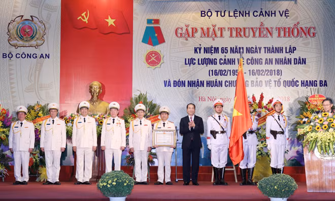 Chủ tịch nước Trần Đại Quang trao Huân chương Bảo vệ Tổ quốc hạng Ba cho lực lượng Cảnh vệ CAND.